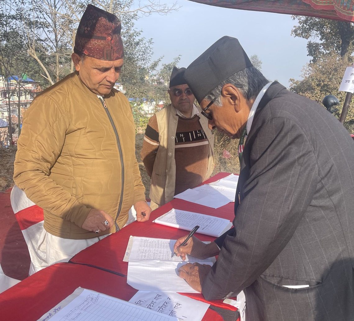 कांग्रेस महासमिति बैठक: बन्दशत्रको हलबाहिर चलाइयो हिन्दुराष्ट्रको पक्षमा हस्ताक्षर अभियान