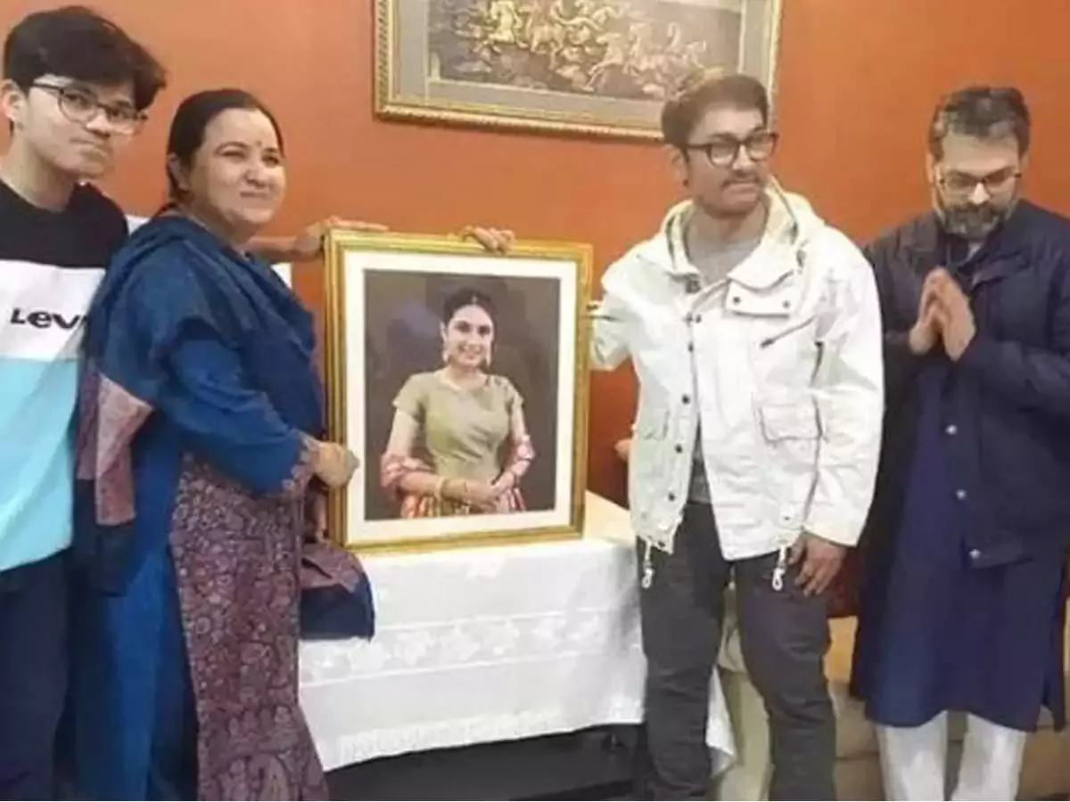 दिवङ्गत सुहानीको परिवारसँगको फोटो सार्वजनिक भएपछि आमिर खानको आलोचना