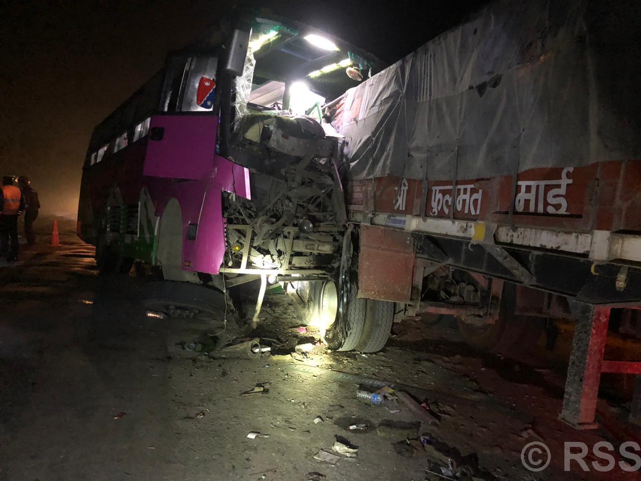रौतहटबाट काठमाडौँ आउँदै गरेको बस चितवनमा दुर्घटना, २० जना घाइते