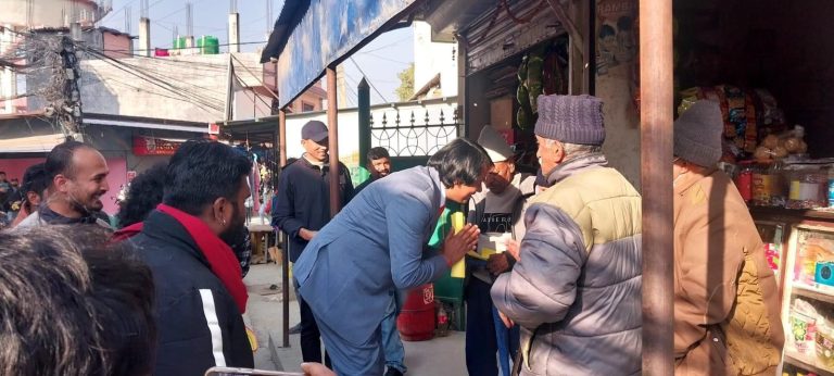 काठमाडौंका वृद्धवृद्धालाई ढोग्दै सीके राउतले सुरु गरे नौलो गणतन्त्रको अभियान