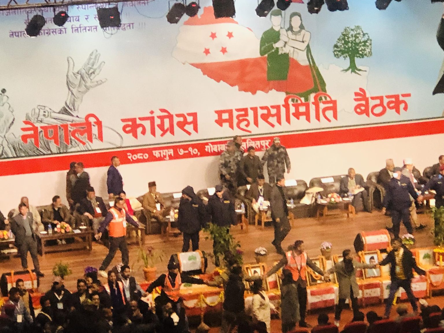कांग्रेस बैठकमा लफडा, बानियाँले बोलिरहँदा गगनका समर्थकद्धारा चर्को नाराबाजी