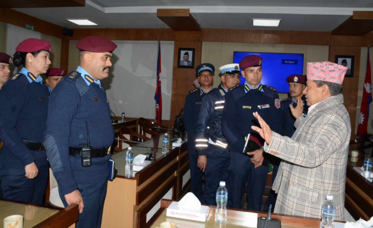 प्रहरी सरुवा बढुवामा पावर र पैसा नचल्ने, दबाब र प्रभावमुक्त भएर काम गर्न एसपीहरुलाई गृहमन्त्रीको निर्देशन