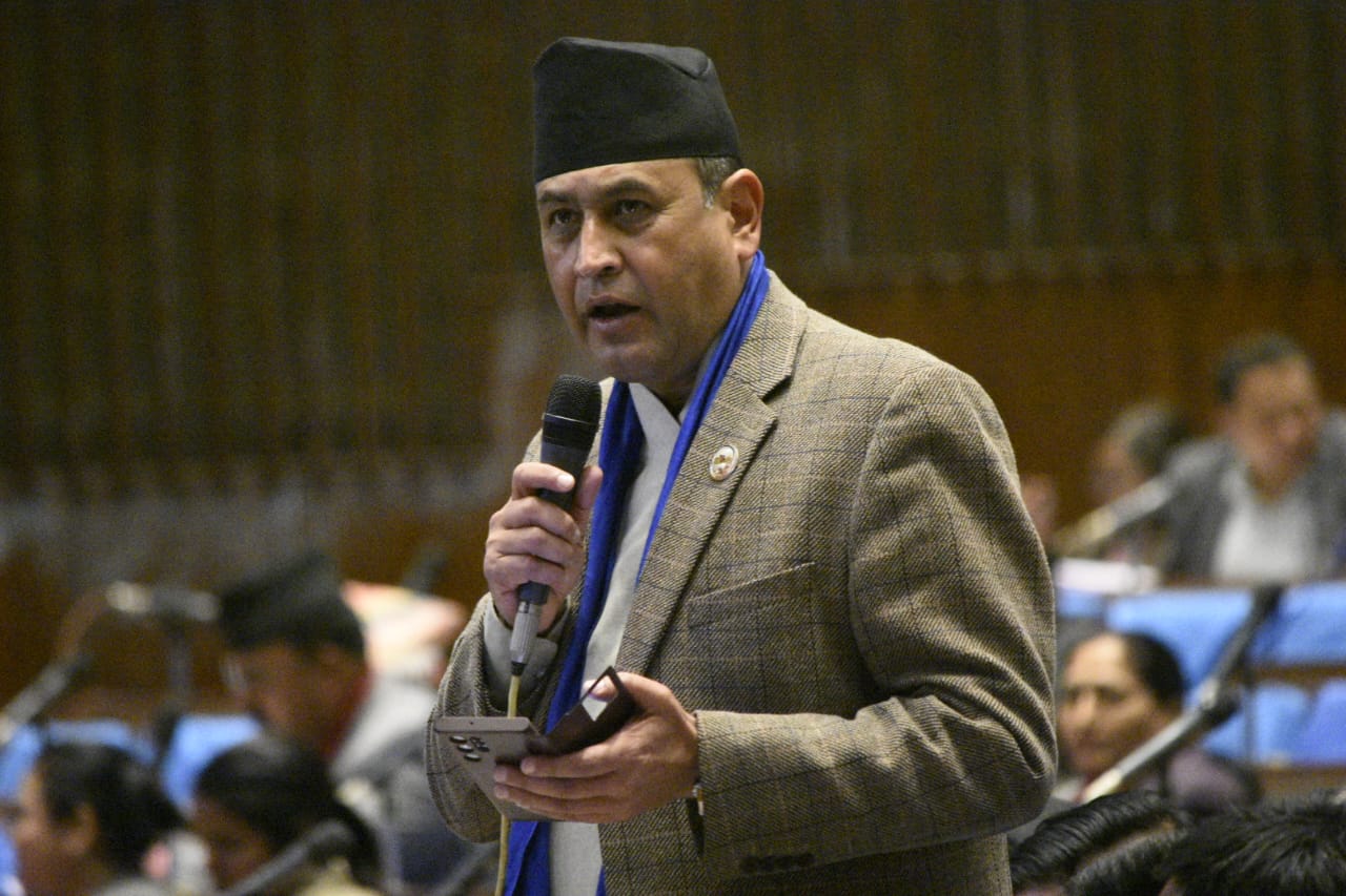 मन्त्री किराँतीलाई खतिवडाको प्रश्न: कार्यालय सफा गरेको भिडियो बनाउँदैमा क्रान्तिकारी हुने हो ?