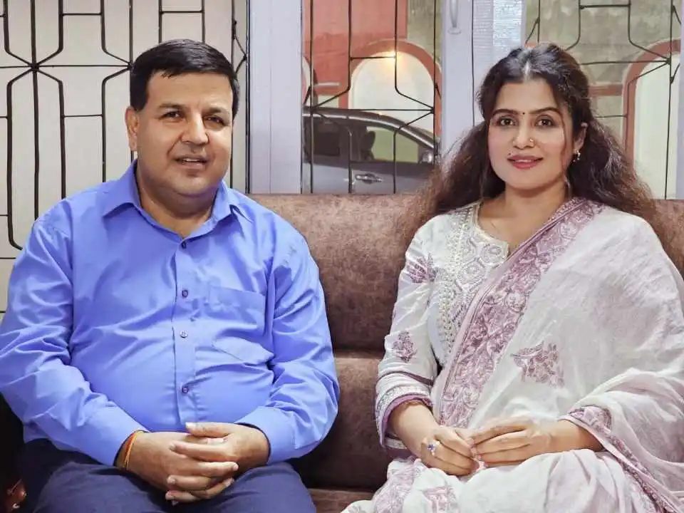 रेखाको उपहारलाई सांसद सुनिल शर्माको साथ