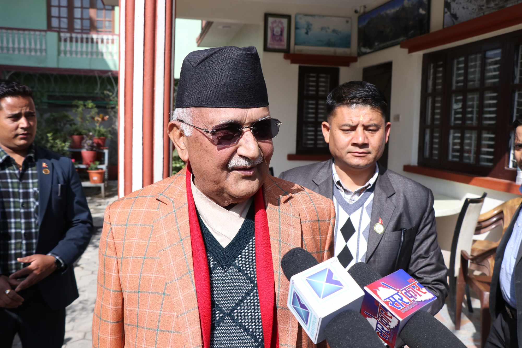 ‘प्रधानमन्त्रीले चिया खान बोलाएको होला’ भन्दै बालकोटबाट बालुटारतिर लागे ओली
