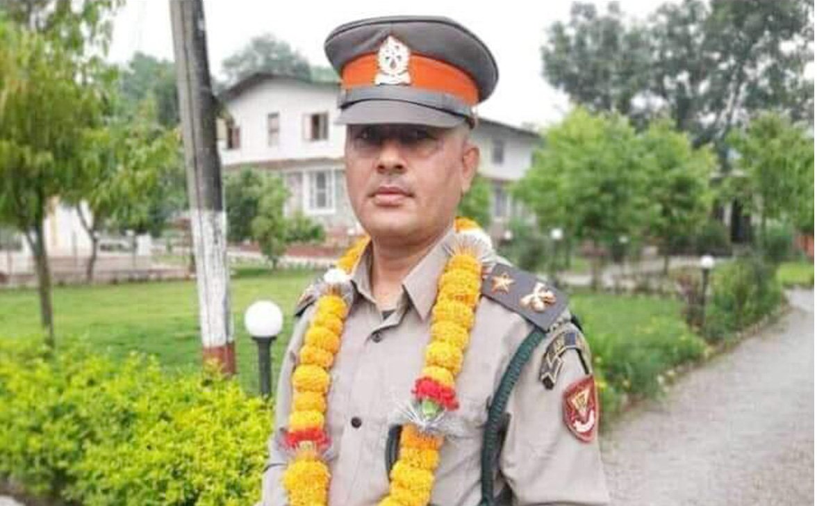 यी हुन आफ्नै क्वाटरमा झुन्डिएको अवस्थामा भेटिएका सशस्त्रका डिएसपी बस्याल