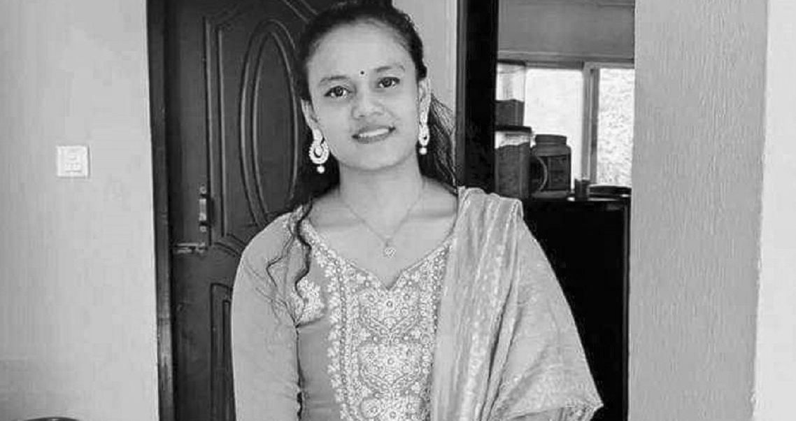 यि हुन्  कपनबाट हराएकी १९ वर्षीया युवती,जो जंगलमा झुण्डिएको अवस्थामा भेटिइन्