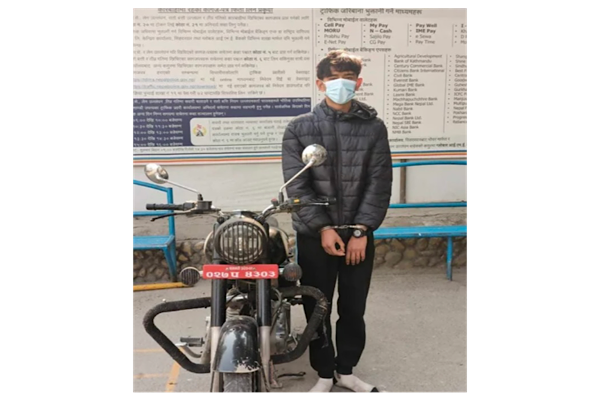 चोरीको मोटरसाइकलको वास्तविक नम्बर परिवर्तन गरेर चलाउने एकजना पक्राउ