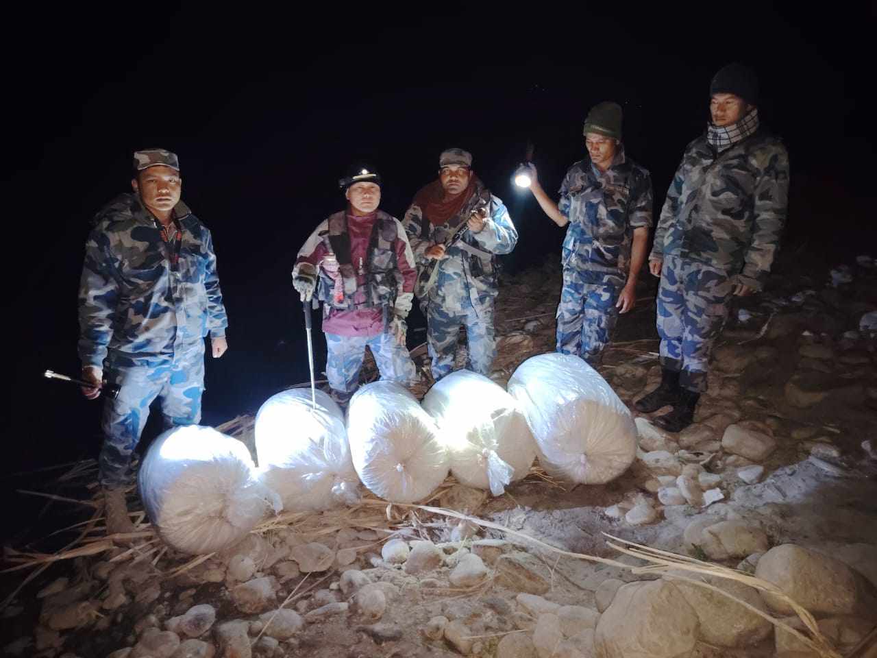 डुङ्गामा लैजादै गरेको १ सय ६४ किलो गाँजा सप्तकोसी किनारबाट बरामद