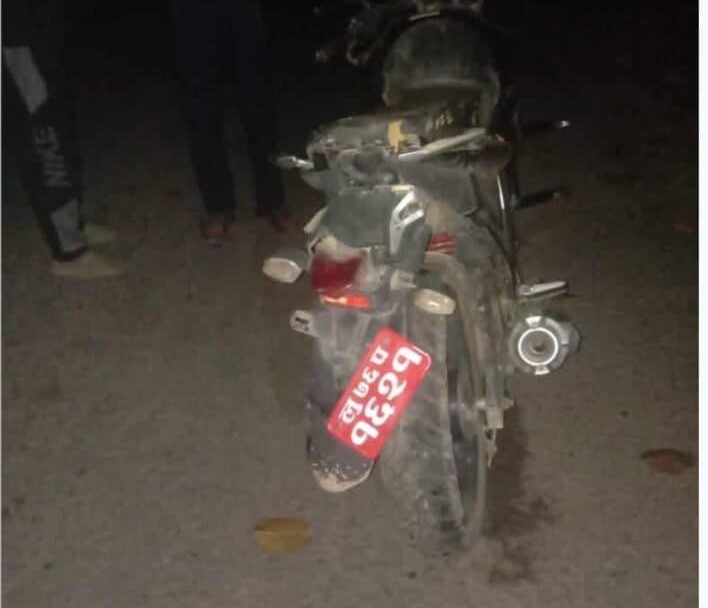 तीन जना सवार मोटरसाइकल दुर्घटना हुँदा एकको मृत्यु
