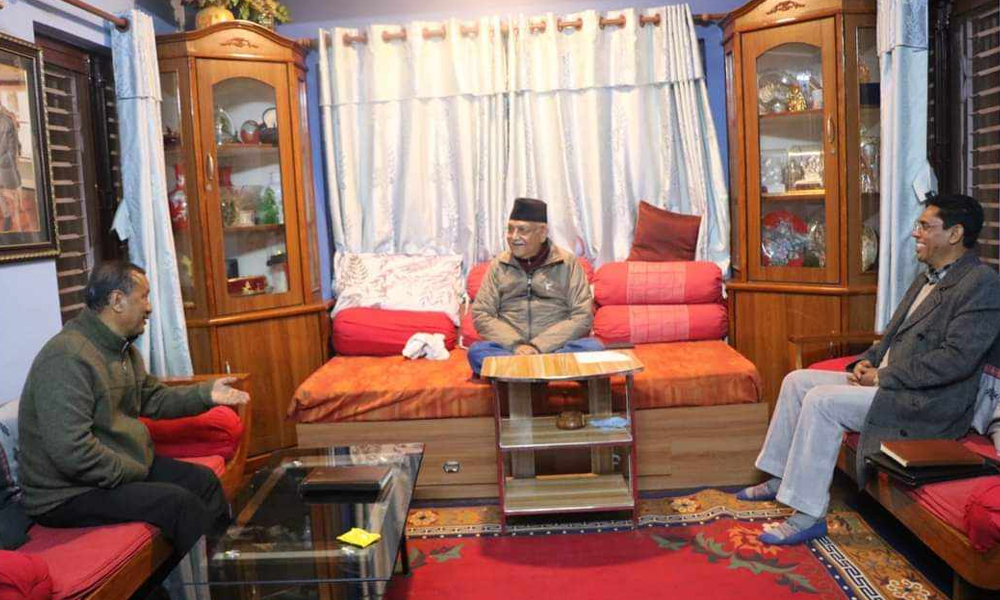 ओली भेट्न प्रकाण्डलाई लिएर बालकाेट पुगे विप्लव
