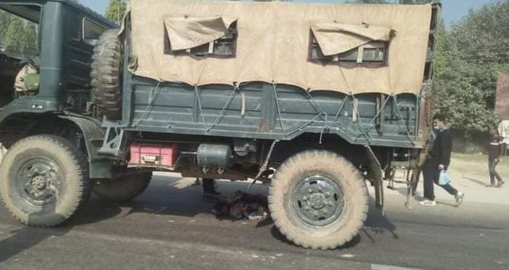 सेनाको गाडीले मोटरसाइकललाई  ठक्कर दिंदा दुईजना घाइते