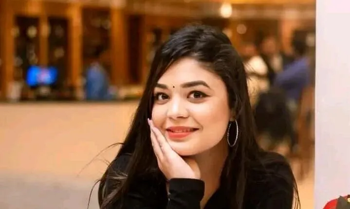 हेर्ने दर्शक नआए पछि स्टेज नै नचढी फर्किइन गायिका समीक्षा अधिकारी!