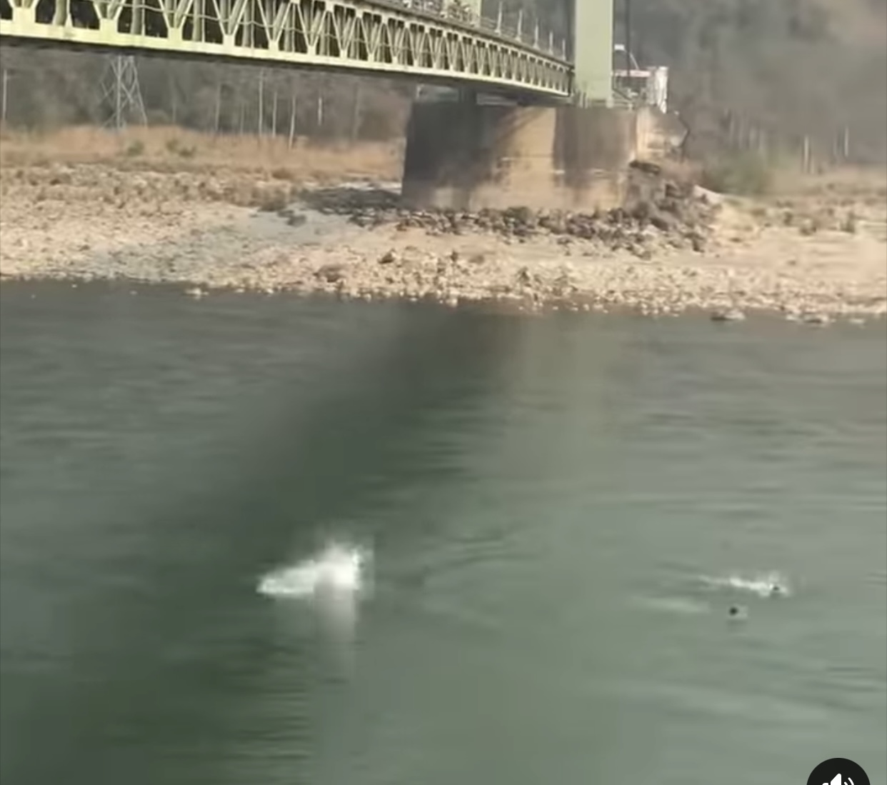 कर्णाली पुलबाट हाम फालेका १७ मध्ये एकजना डुबेर बेपत्ता