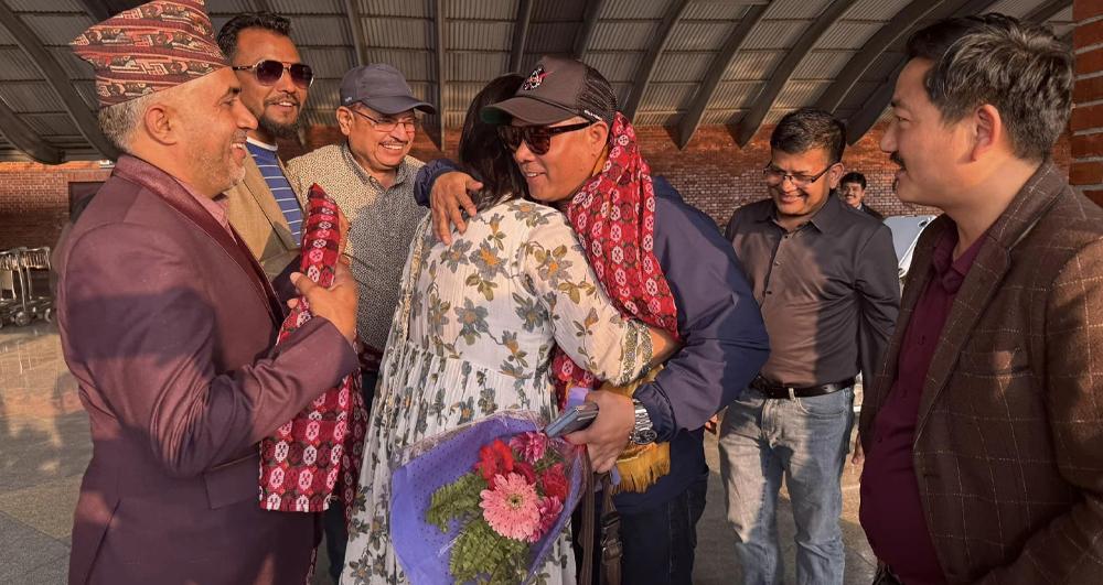 रन्जिताले विमानस्थलमै पुगेर रेशमलाई गरिन् स्वागत, भनिन् – ‘वेलकम व्याक राजा’ !