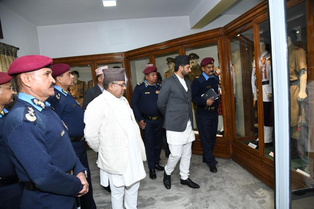प्रहरी हेडक्वार्टर पुगे गृहमन्त्री – आफ्नो शक्ति राजनीतिक नेतृत्वलाई नसुम्पिन’ प्रहरी उच्च अधिकृतहरुलाई निर्देशन