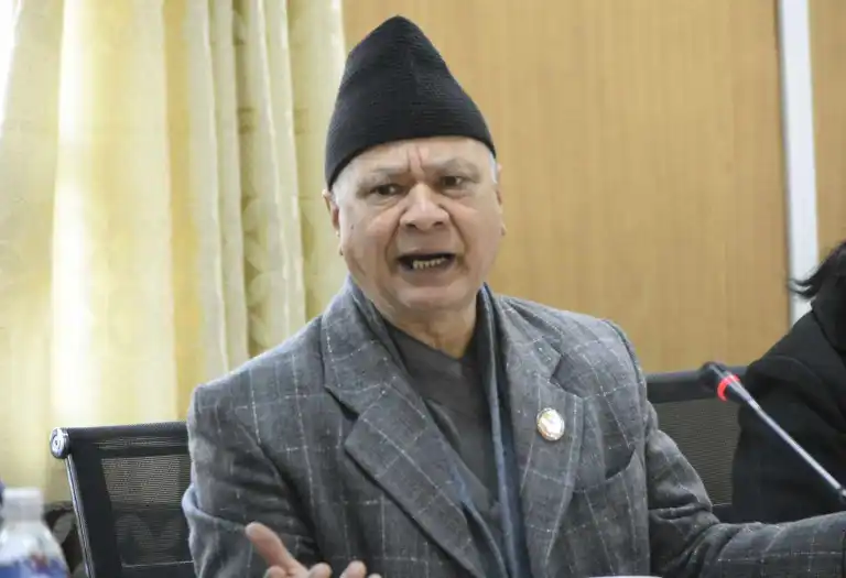 गृहमन्त्रीलाई रघुजी पन्तको प्रश्नः दुर्गा प्रसाईँलाई अत्याधुनिक हतियार किन दिएको ?
