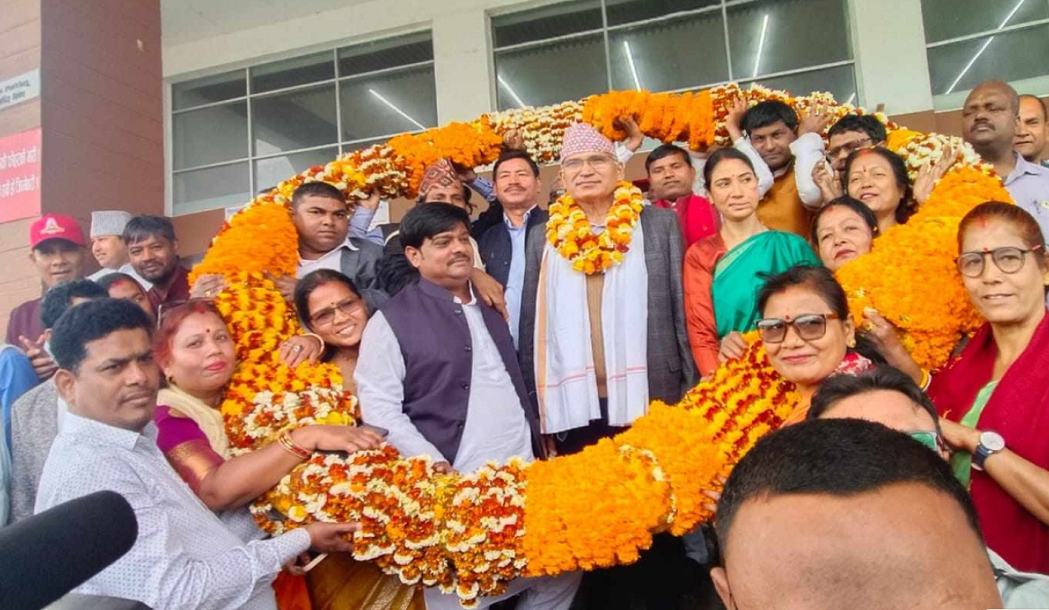 ओलीलाई स्वागत गर्न तयार पारेको १५१ किलोको माला विष्णु पौडेललाई