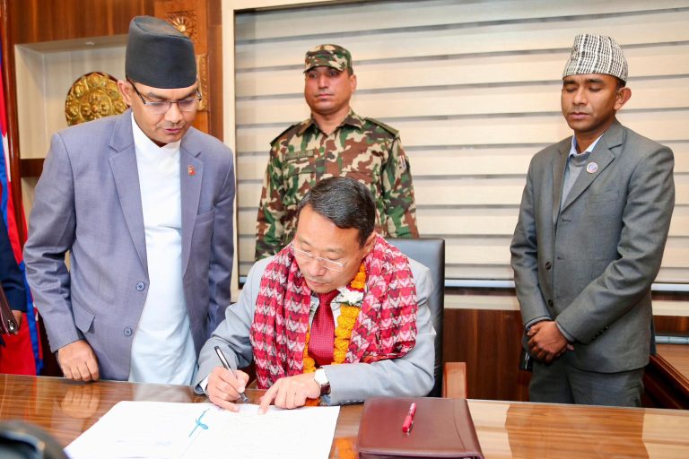 बैंकबाट ऋण लिएर तिर्दिँन भन्नेलाई कारबाही गर्ने अर्थमन्त्री पुनको चेतावनी
