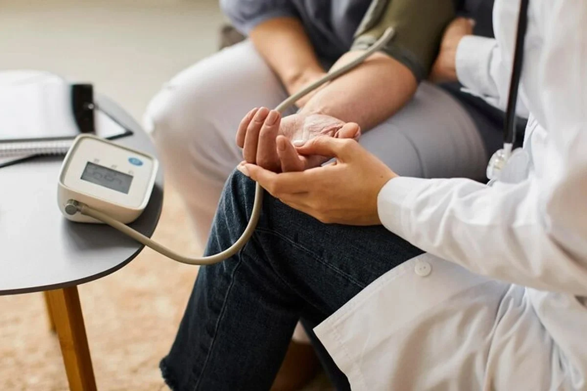 उच्च रक्तचापको समस्याबाट बच्नु छ ? आफ्नो यो बानी सुधार्नुहोस्