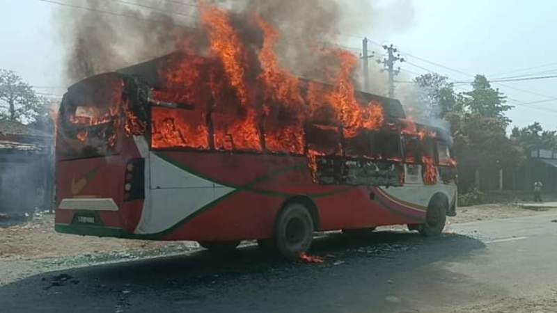 साइकल यात्रीलाई ठक्कर दिने बसलाई सर्लाहीका स्थानीयले जलाइदिए