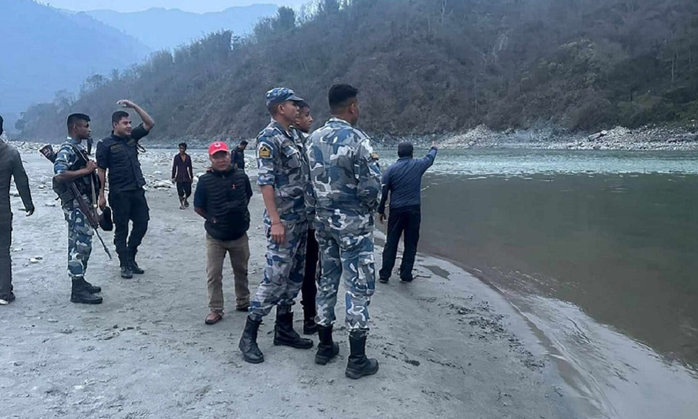 होली खेलेर नुहाउन सुनकोसी नदीमा गएका ३ जना बालबालिका अझै  बेपत्ता, खोज्न बिहानैबाट गोताखोर परिचालन