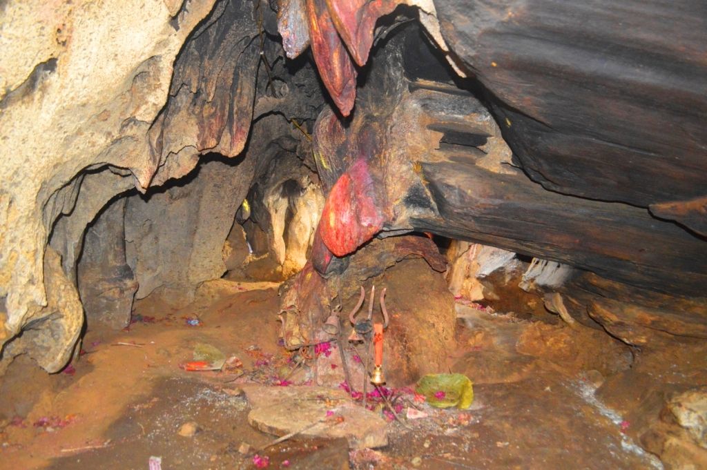 पर्वतको कुर्घामा सय मिटर गुफा भेटियो