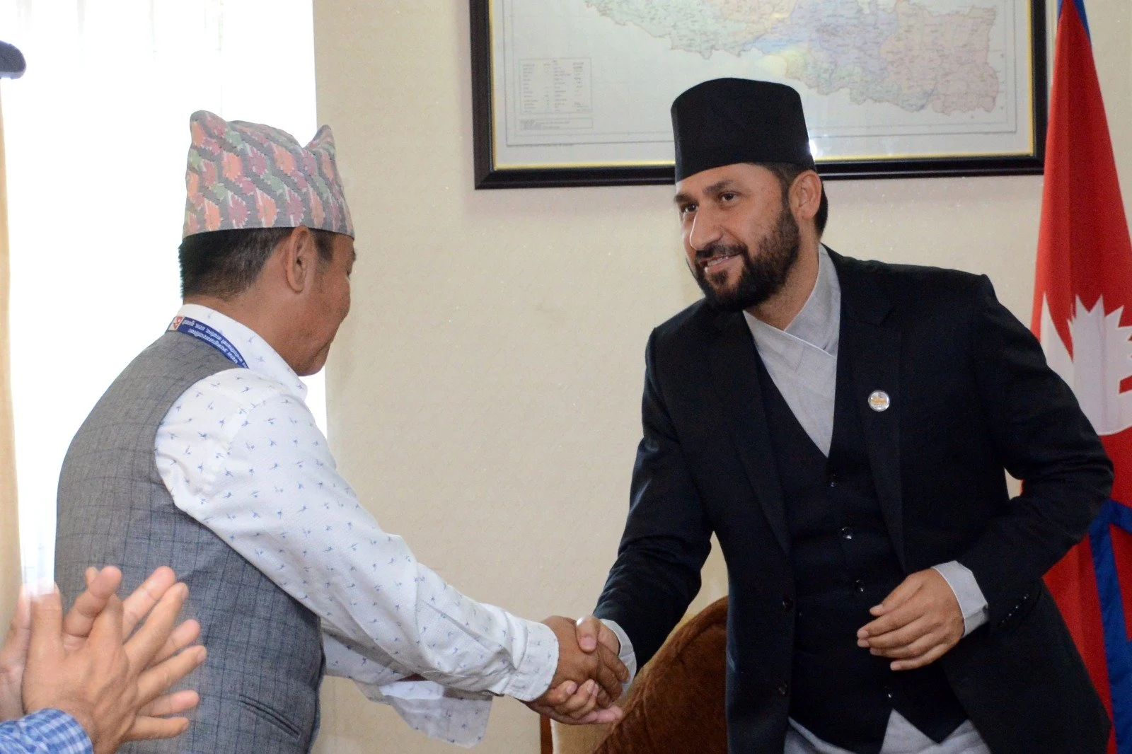रास्वपाको आलोचना गर्दै आएका हर्क साम्पाङले भेटे रवि ..