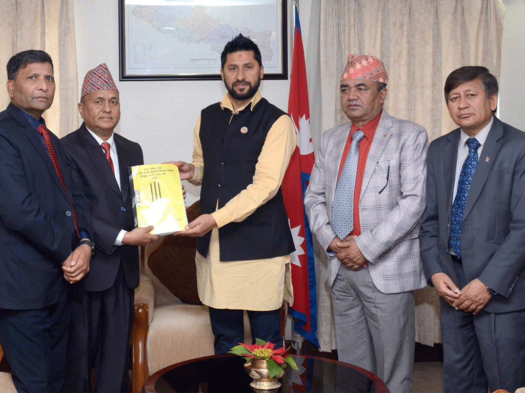 सुन तस्करीबारे छानबिन गर्न बनेको आयोगले गृहमन्त्रीलाई बुझायो प्रतिवेदन