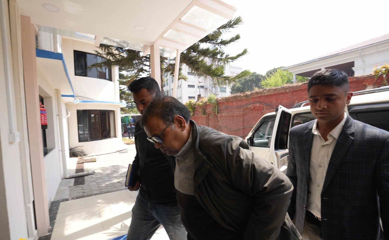 काठमाडौँ ल्याइएका पूर्वसभामुख महराको बयान लिँदै सिआइबी
