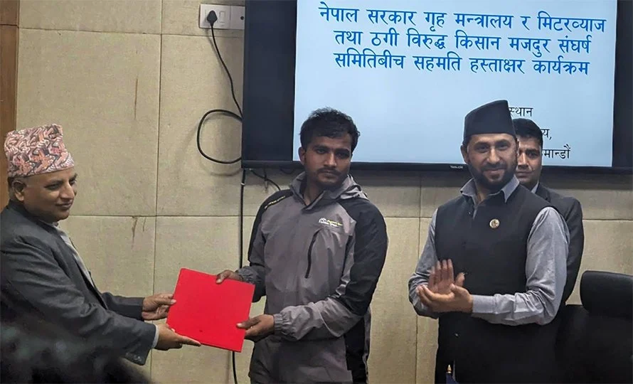 गृहमन्त्री लामिछाने एक्शनमा, मिटरब्याज पीडितसँग आफ्नै उपस्थितिमा गराए चार बुँदे सहमति