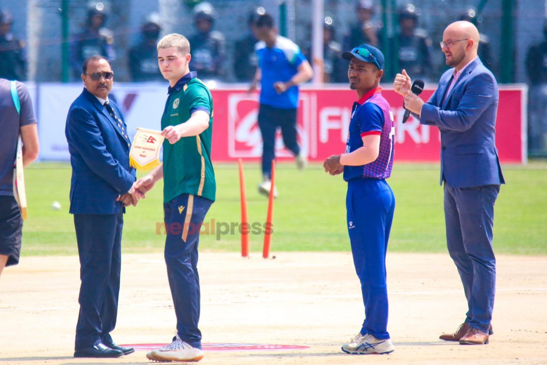 नेपालले टस हार्‍यो, विवेक र अनिल बेन्चमा