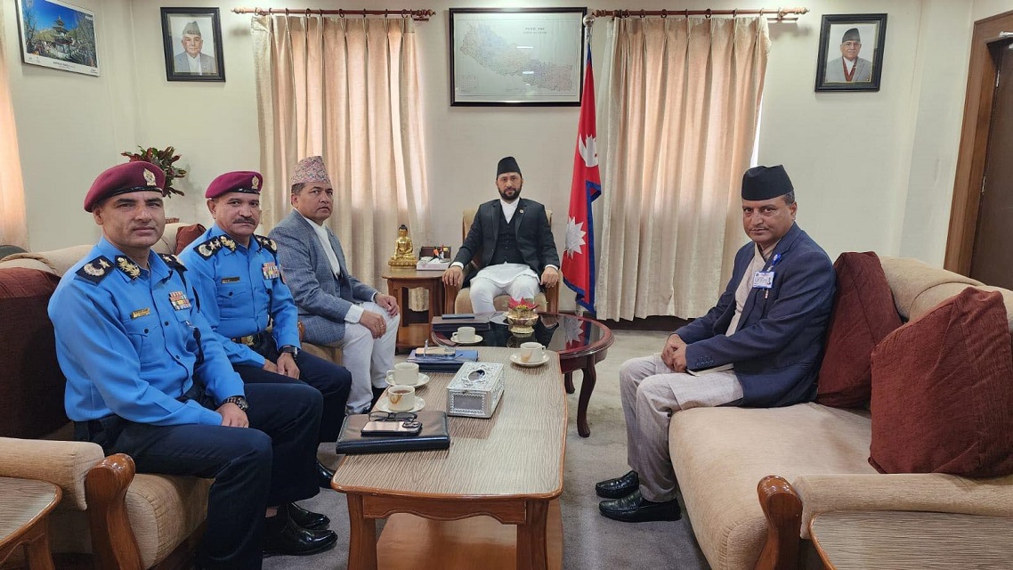 सुन तस्करीमा जोडिएका पूर्व सभामुख महरा सहित सबैलाई कारबाही गर्न गृहमन्त्री लामिछानेको निर्देशन