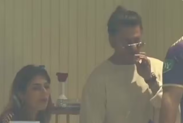 जब लाइभ म्याचको क्रममा चुरोट पिउँदै गर्दा क्यामेरामा कैद भए शाहरुख खान