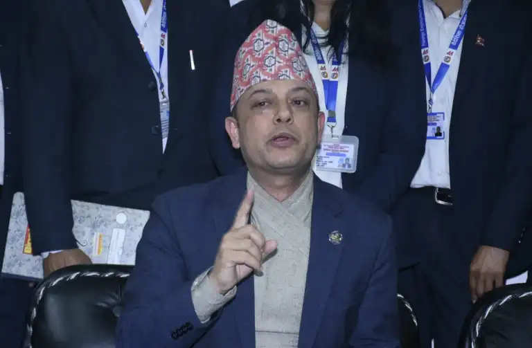 श्रममन्त्री अर्यालमाथि मान्छे बेचेको आरोप
