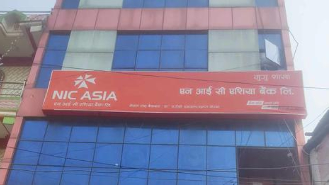 एनआइसी एसिया बैंक तोडफोड गरेर जुत्ता र  खुकुरी चोरियो