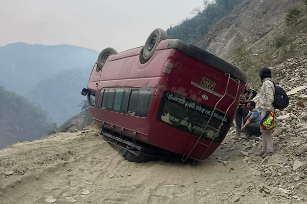 यसरी बीच बाटोमै भर्खरै पल्टियो हाइस गाडी