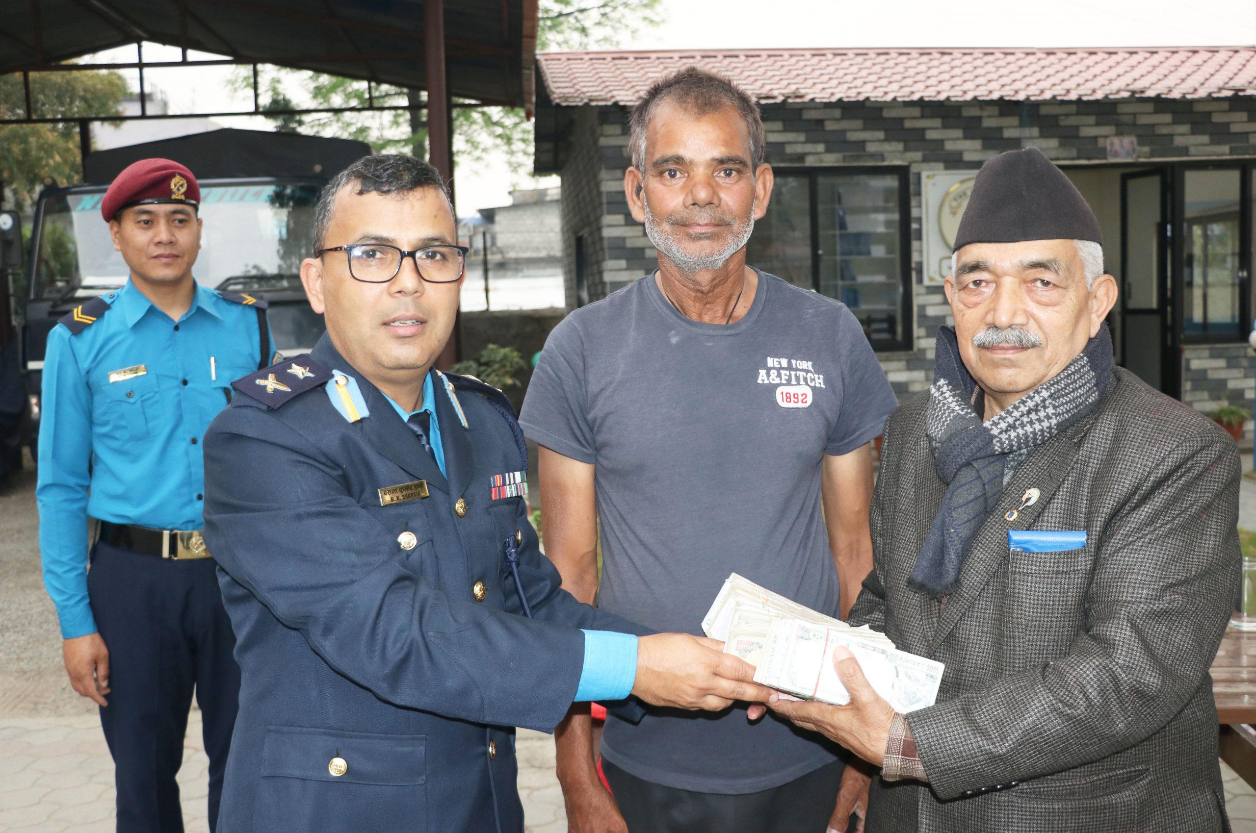 बाटोमा हराएको १७ लाख रुपैयाँ फेला पारेर फिर्ता
