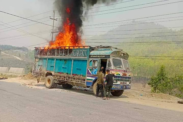 गुडिरहेको ट्रकमा यसरी आगलागी भएपछि
