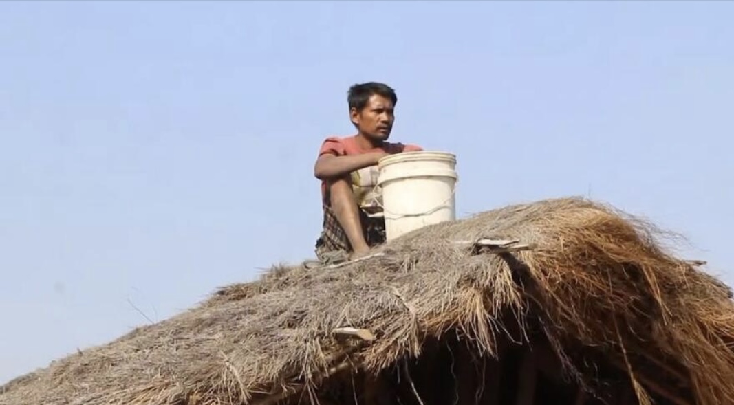 आगोबाट घर जोगाउन बाल्टी बोकेर छानामा