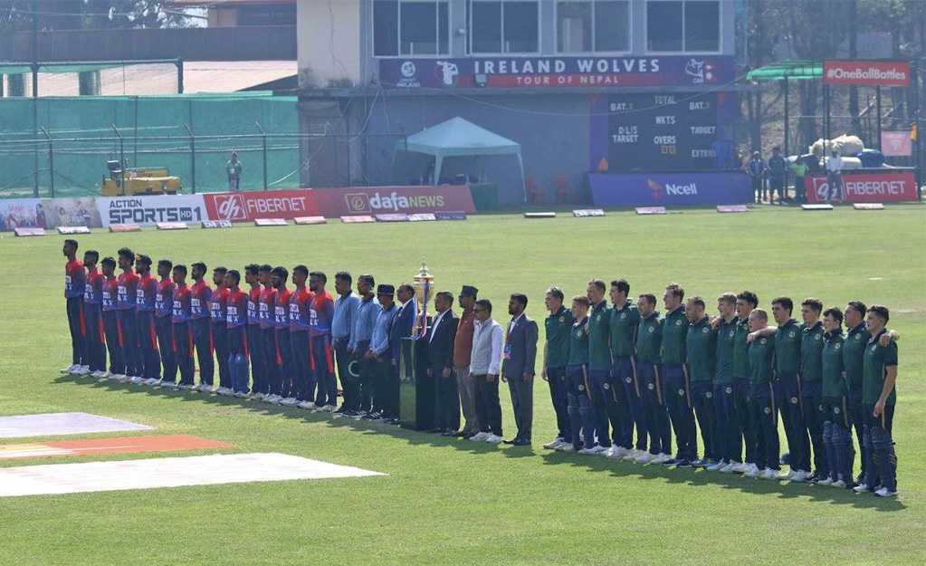 नेपाल ए ले टस हारेर आयरल्यान्डविरुद्ध फिल्डिङ गर्दै