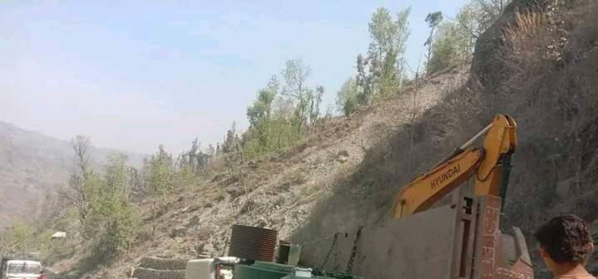 पेट्रोलियम पदार्थ अन्वेषणको सामाग्री बोकेको गाडी दुर्घटना