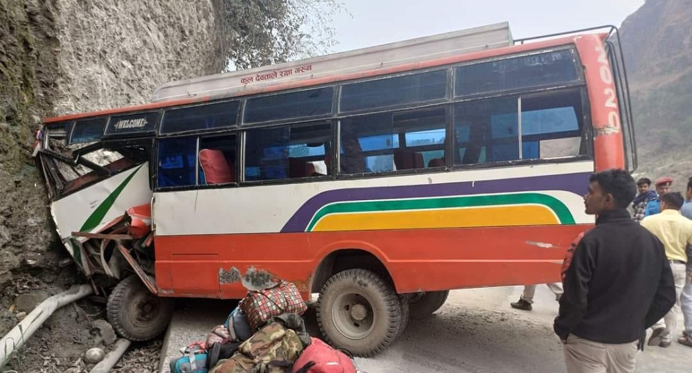 बस दुर्घटना, २१ घाइते