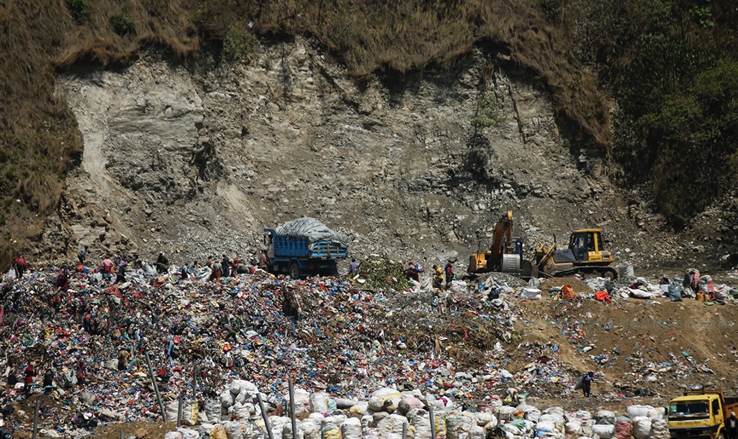 बञ्चरेडाँडामा फोहोर फाल्न अवरोध गर्ने १३ जना पक्राउ