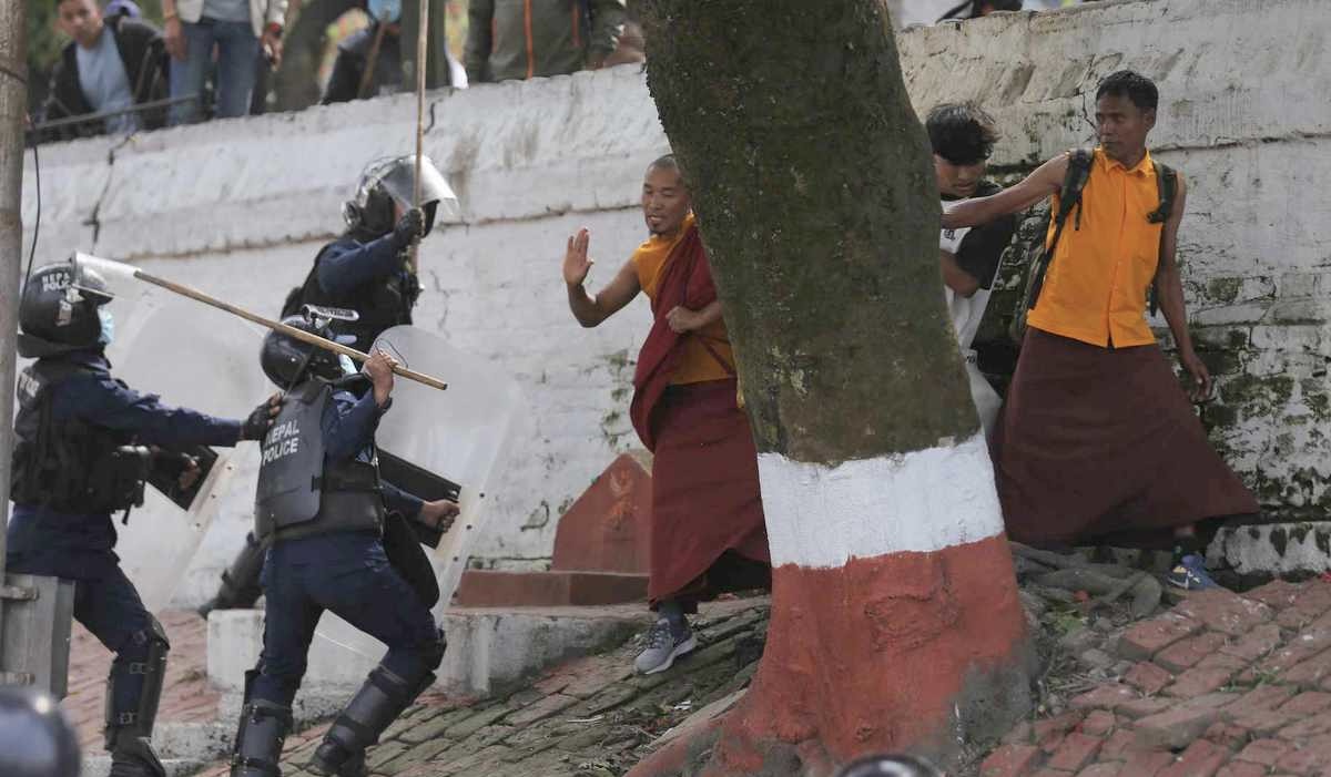 भिक्षुलाई लात्ता प्रहार गर्ने नगर प्रहरीका जवान