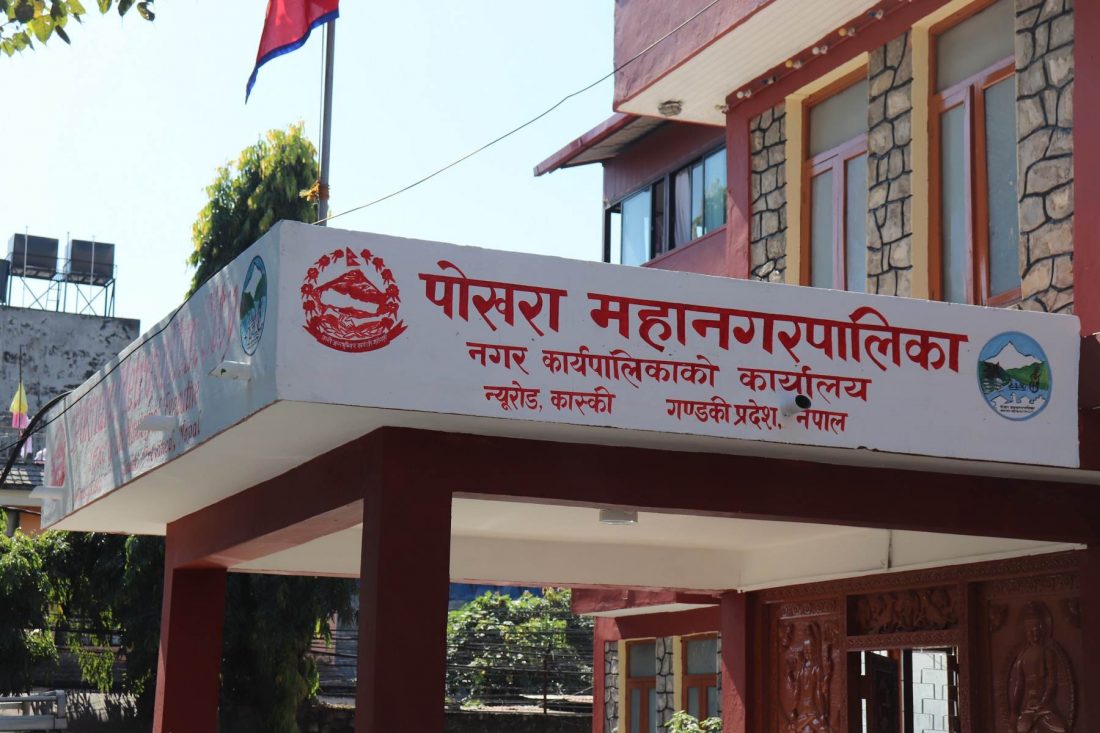यसरी सेवाग्रहीसँग घुस लिँदै गर्दा पोखरा महानगरपलिकाकी सब- इन्जिनियरसहित दुई पक्राउ