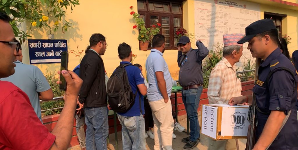 इलाममा मतदान केन्द्रभित्रै नक्कली मतदान, प्रहरी जफत गर्‍यो सामग्री
