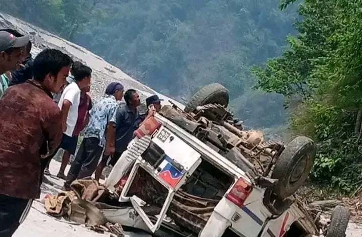 भोजपुर आमचोक बालांखा देखि मैयुटार जादै गरेको बुलेरो दुधकोशी नदिमा खस्याे ..