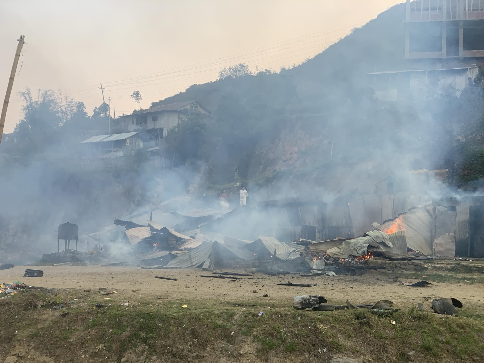 खाना पकाउने क्रममा सल्केको आगोबाट पाख्रीबासको एक होटल जलेर पूर्ण नष्ट