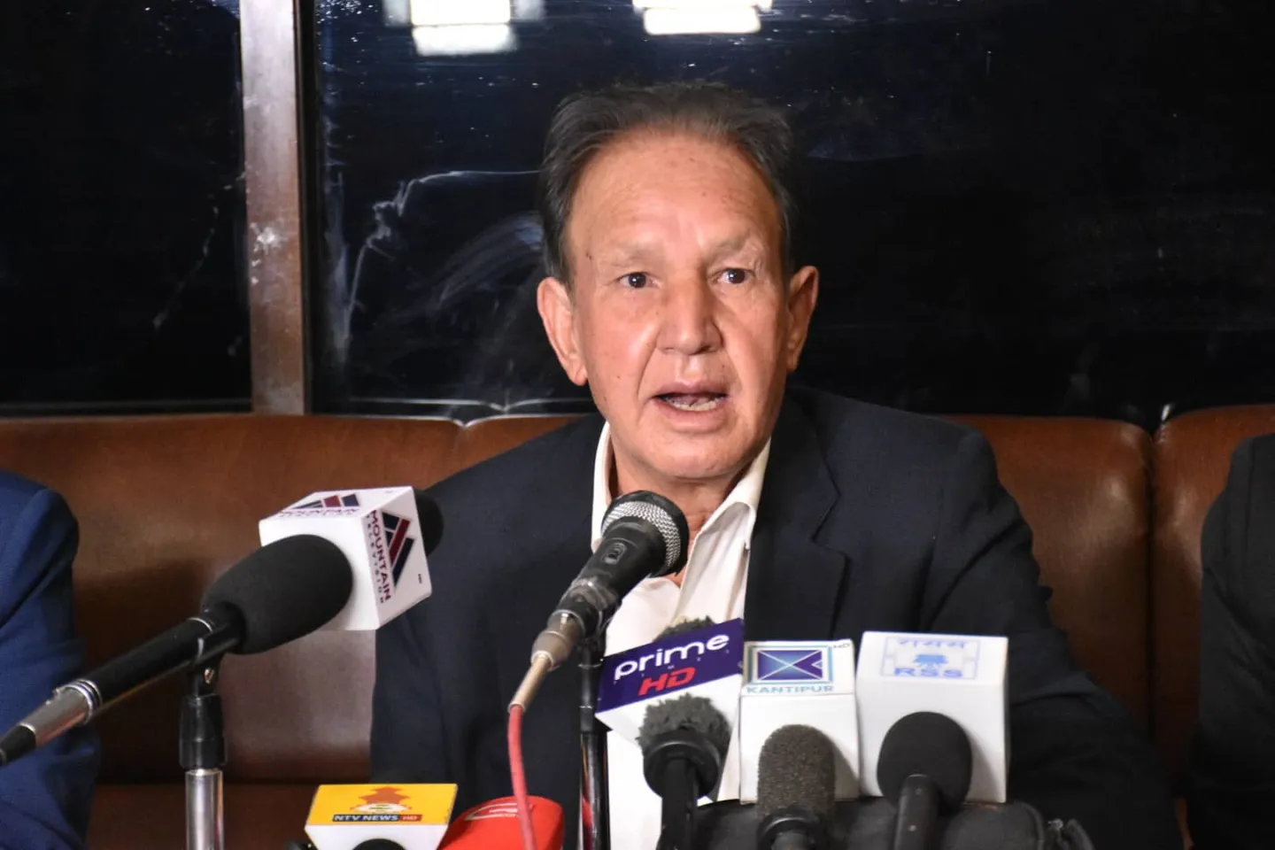 प्रधानमन्त्री प्रचण्डलाई क्यान्टोनमेन्टको भ्रष्टाचारको फाइल खोल्न र जनयुद्धमा बैंक लुटेको हिसाबकिताब देखाउन नारायण खड्काको चूनौति